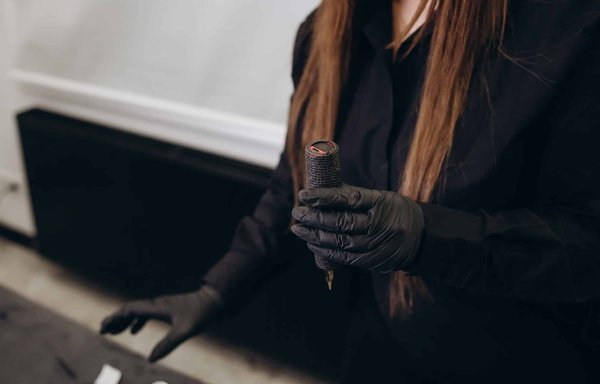 Comment se déroule une séance de restructuration de sourcils en atelier ?