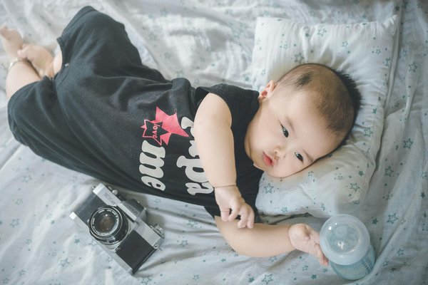 Combinaison anti uv bébé : protection upf 50+ et style